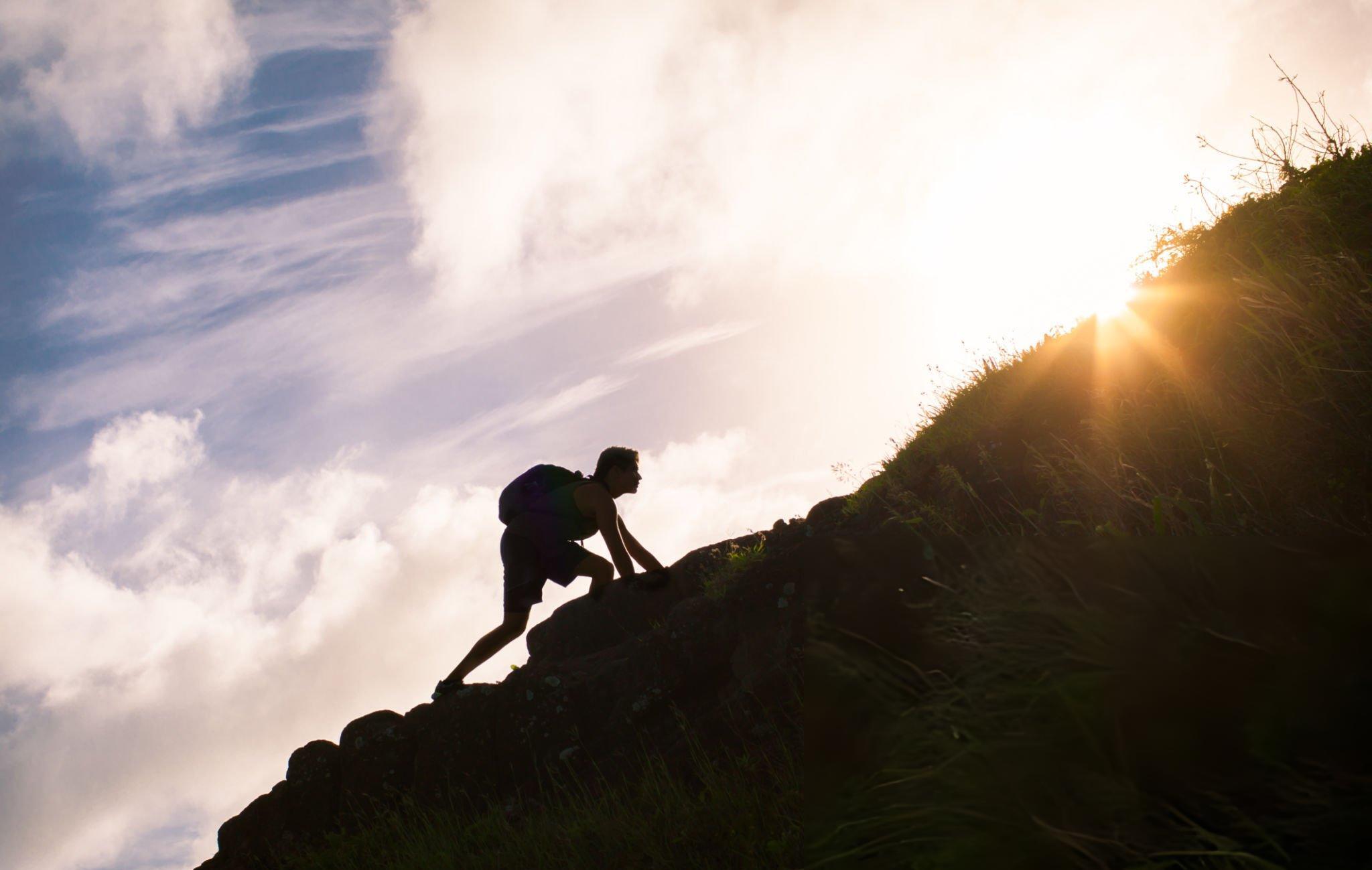 hombre escalando una montaña gracias al poder de las frases motivadoras y el crecimiento personal